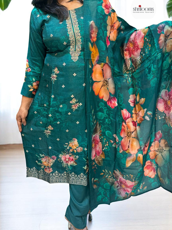 Best traditional wear for women in digital floral suit 