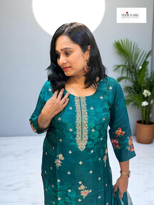 Best traditional wear for women in digital floral suit 