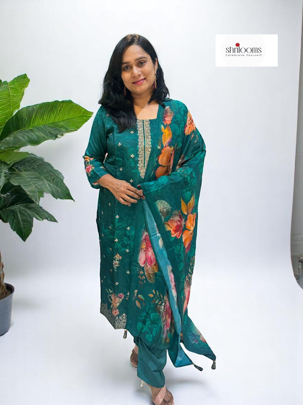 Best traditional wear for women in digital floral suit 