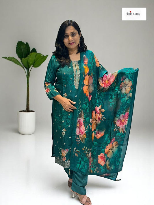 Best traditional wear for women in digital floral suit 